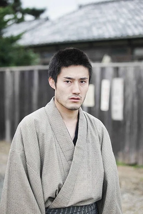 Kaoru Iida interpretando a 