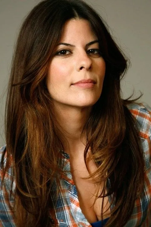 Kara Desmond Wall interpretando a June