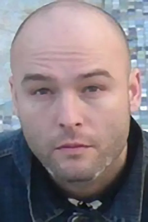 Karel Heřman interpretando a Feeble-minded Warden