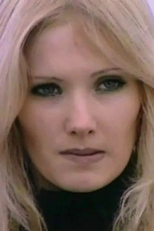 Karen Boyes interpretando a Fiona