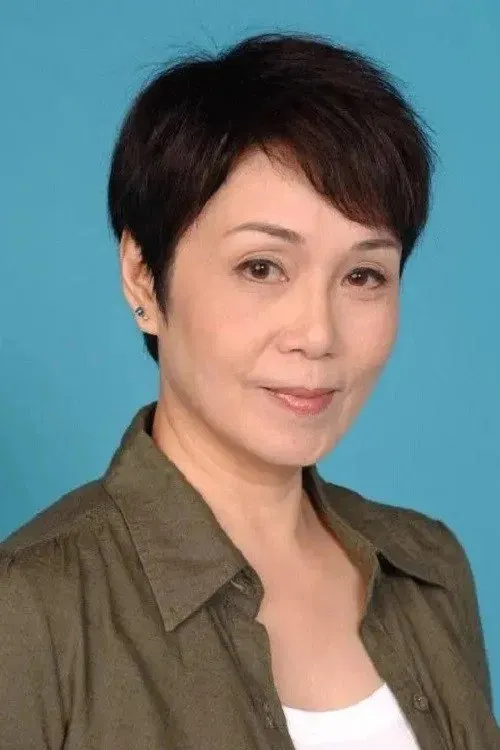 Karen Chan Ga-Yee interpretando a Ms Chan