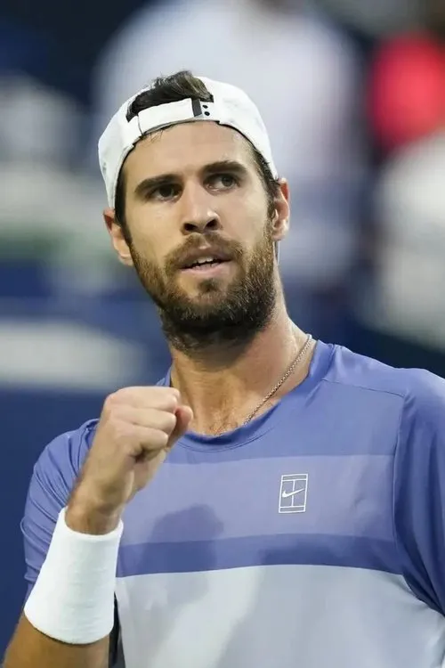 Karen Khachanov interpretando a Self