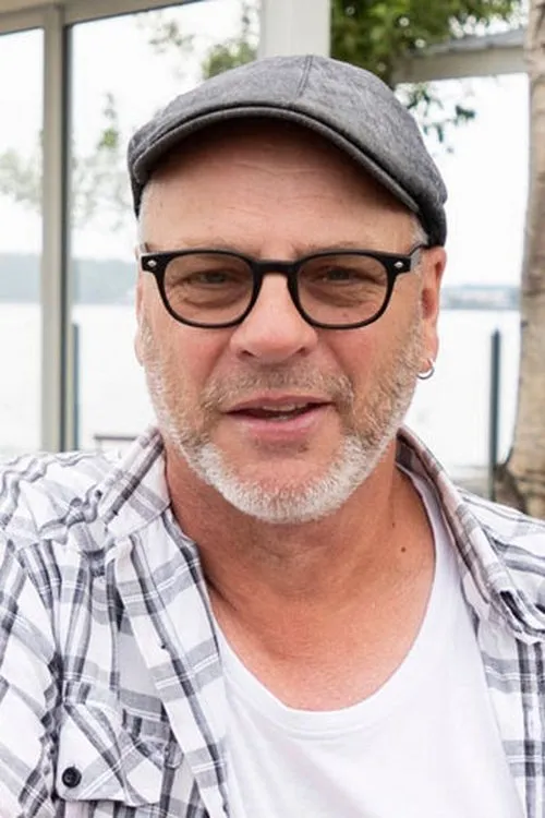 Kari Hakala interpretando a Sotilaspastori Hiltunen