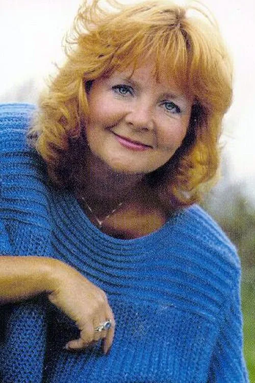 Karin Heym interpretando a 