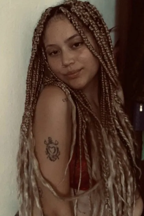 Karina Paim interpretando a Karina Paim