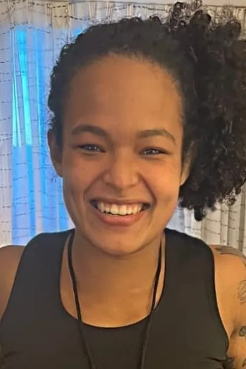 Karine Silva interpretando a Self