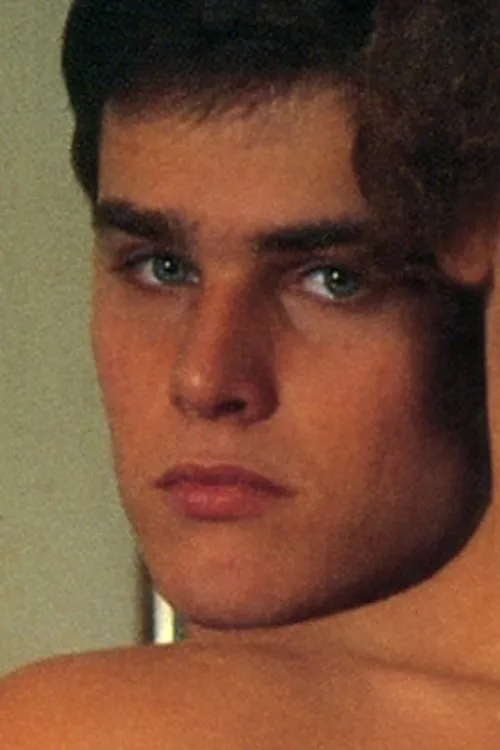 Karl Aflinn interpretando a (segment 