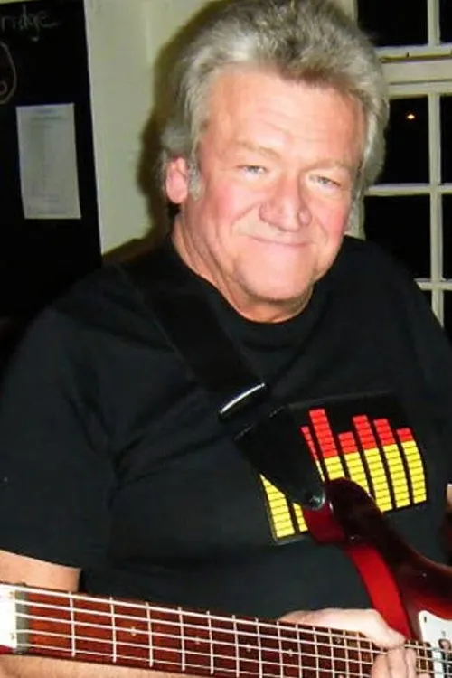 Karl Green interpretando a Karl