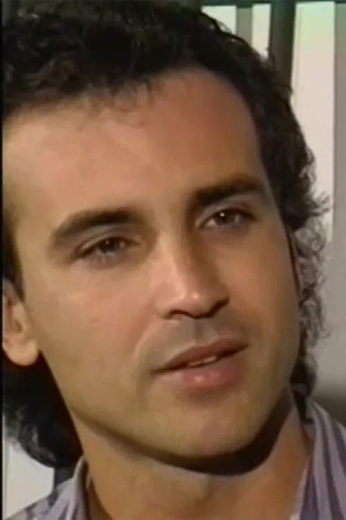 Karl Harding interpretando a 