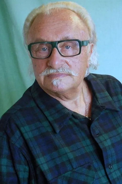 Karl-Heinz Teuber interpretando a The Hotel Owner