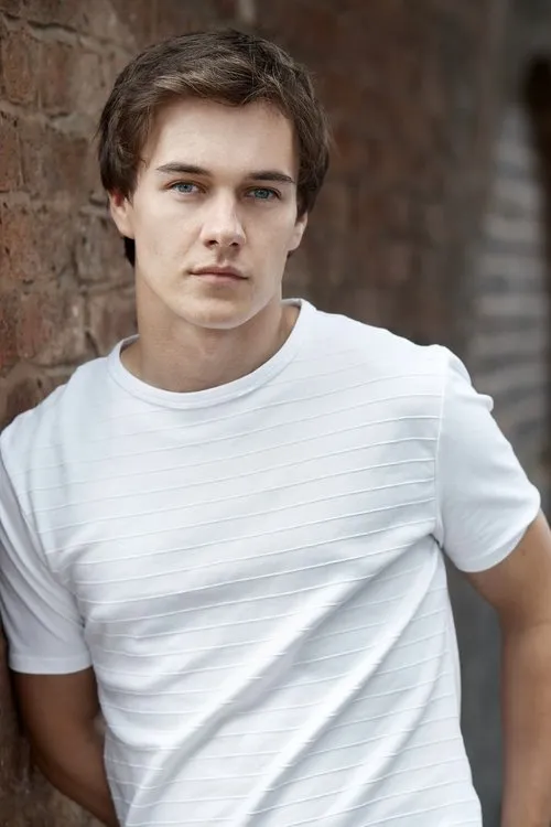 Karl Hughes interpretando a Mark