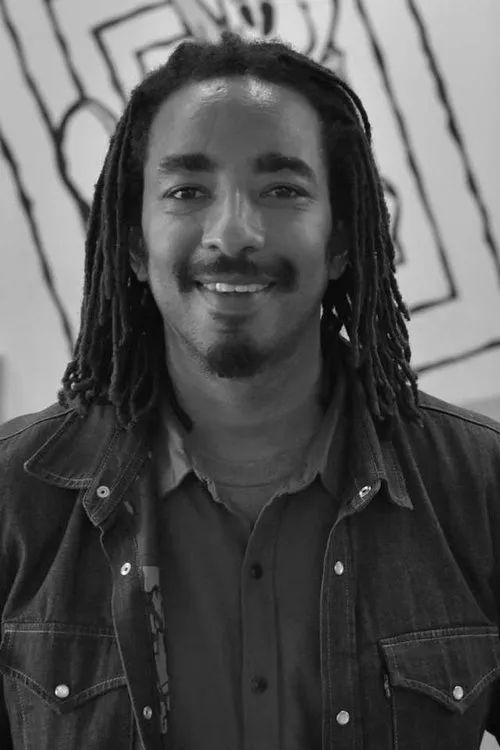 Karl Watson interpretando a 