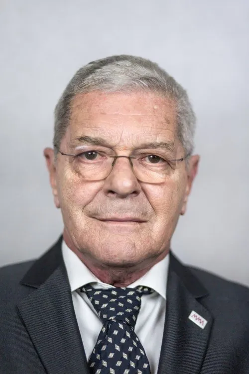 Károly Mécs interpretando a Bishop Mór