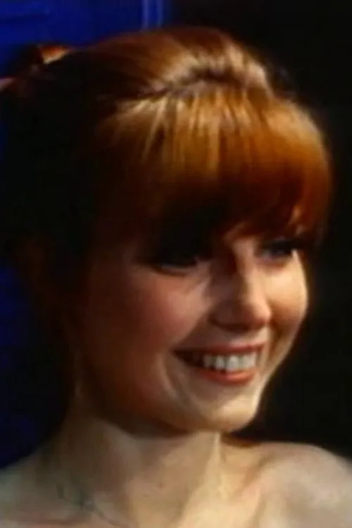 Kasey Rodgers interpretando a Carol