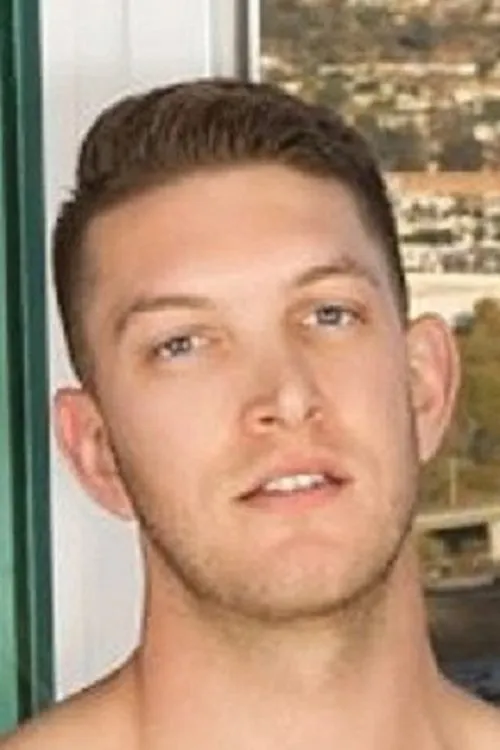 Kasey interpretando a (archive footage)