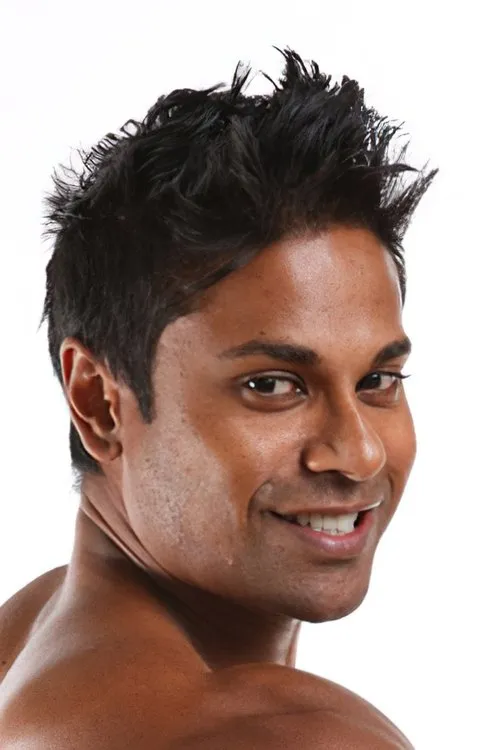 Kash Satal interpretando a 