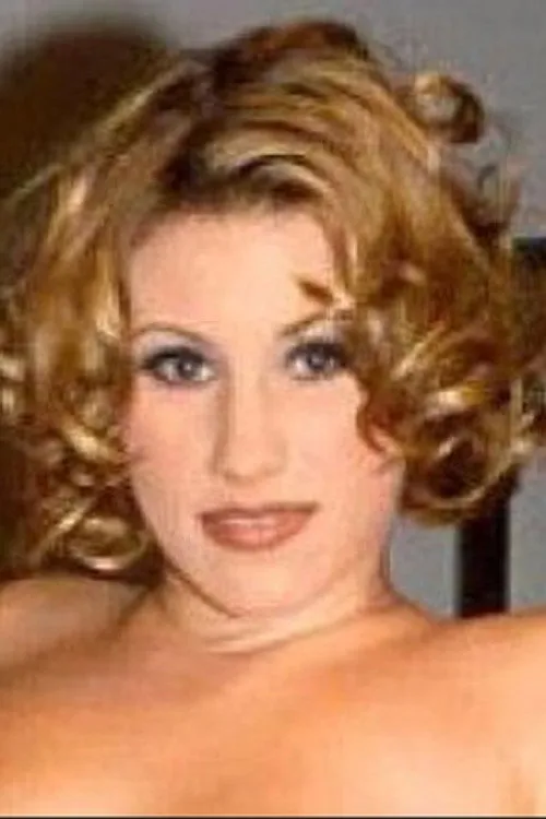 Kat Langer interpretando a