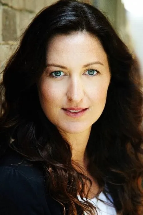 Kate Box interpretando a Laura (voice)