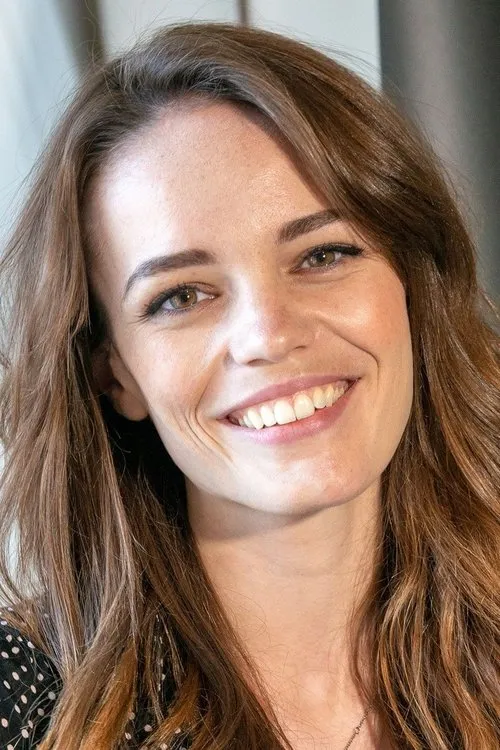 Kate Bracken interpretando a Iona