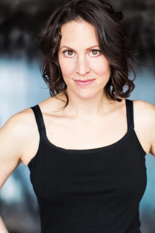 Kate Fenton interpretando a Dr. Headly