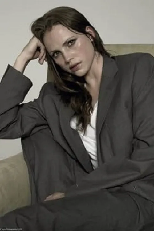 Kate Groombridge interpretando a Loretta