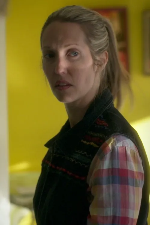 Kate McManus interpretando a Rachel