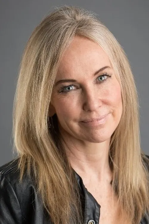 Kate Normington interpretando a News Anchor 1