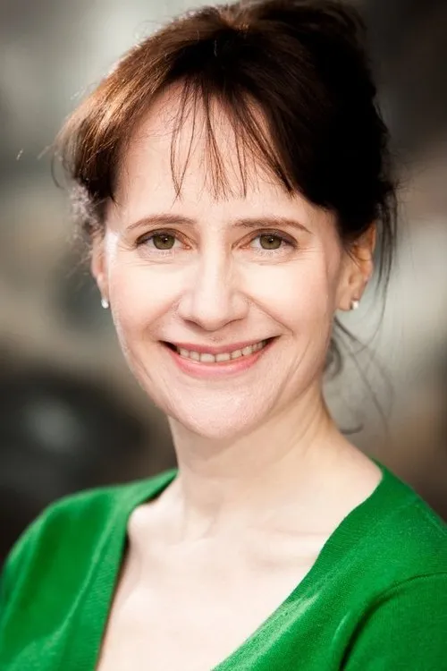 Kate Sandison interpretando a Alice Johnson