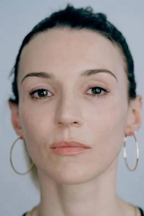 Kate Sissons interpretando a Jen