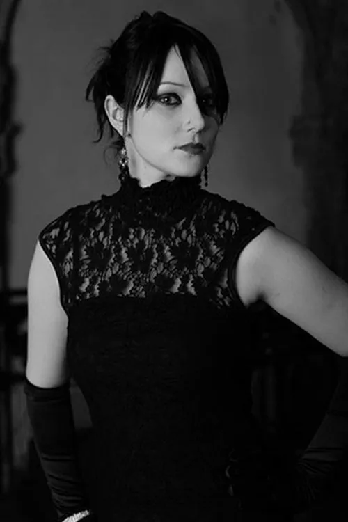 Katha Mia interpretando a