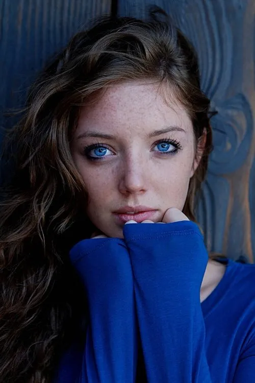 Katherine Bending interpretando a Nikki Ellis