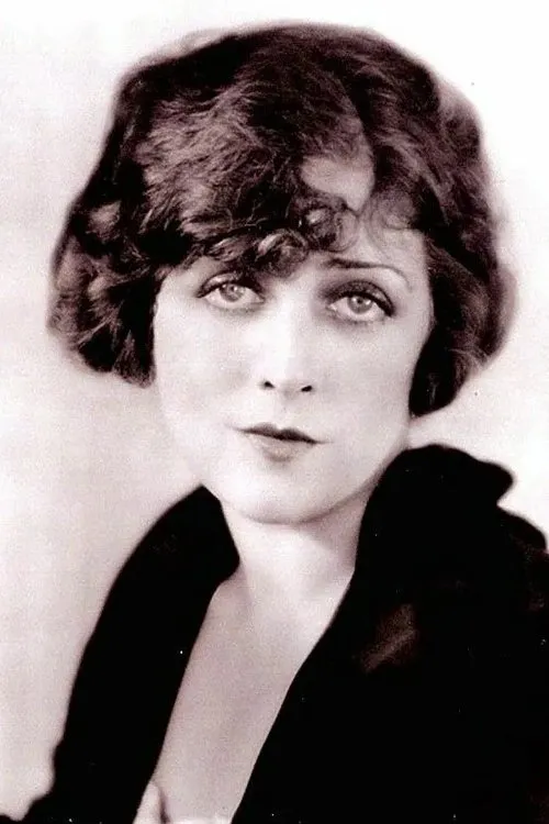 Katherine MacDonald interpretando a Kathleen Harkness