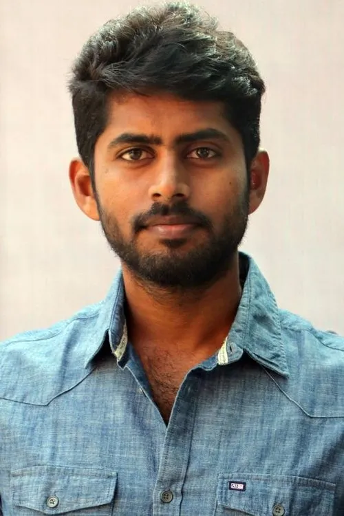 Kathir interpretando a S.I. Rajkumar
