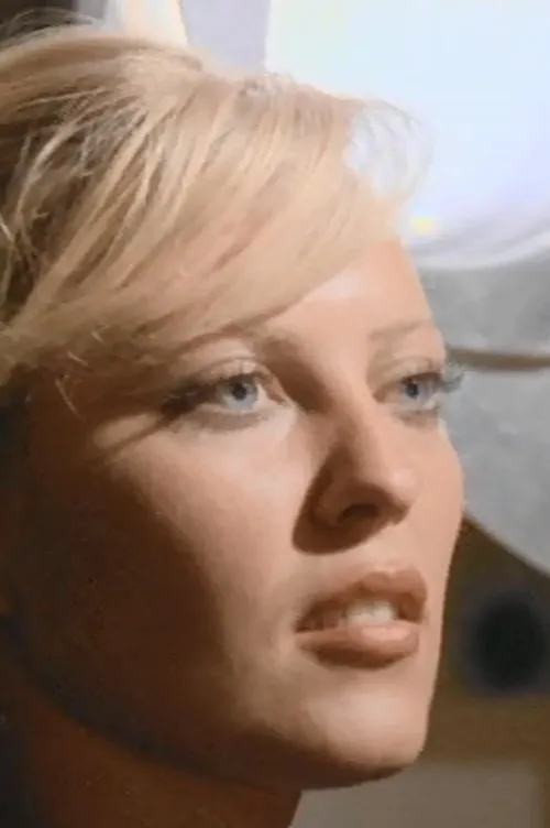 Kathleen Kane interpretando a Astrid