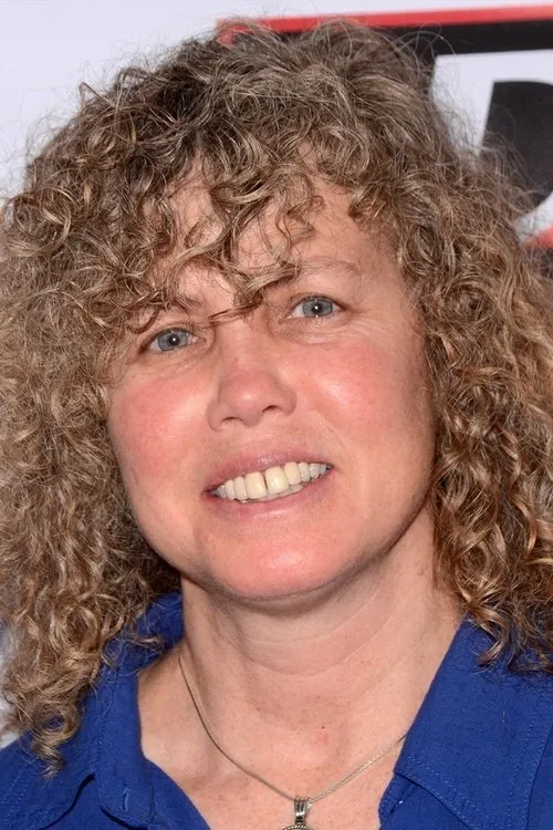 Kathy Long interpretando a Nea