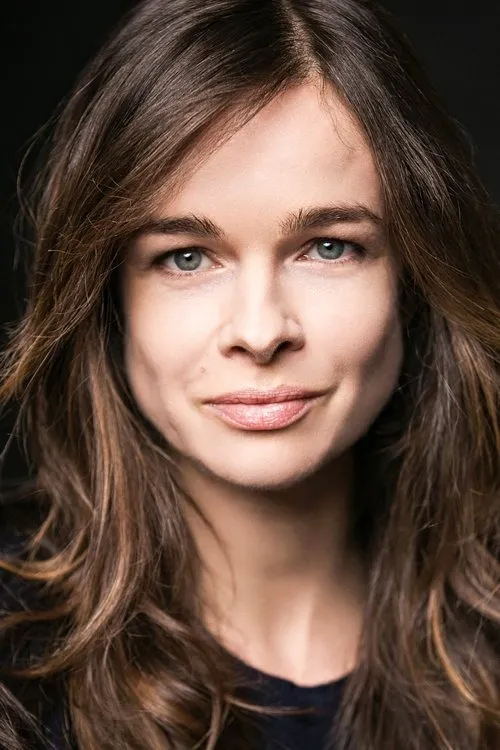 Katie Carr interpretando a Sarah