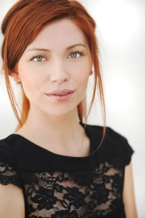 Katie Costick interpretando a Sheila