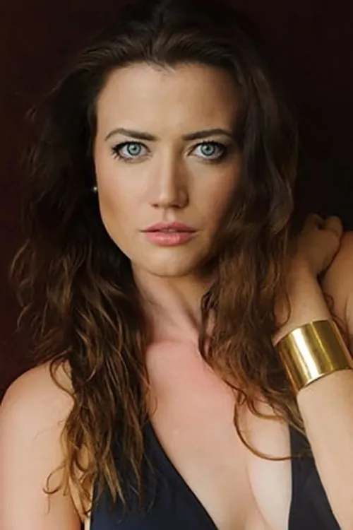 Katie Eichler interpretando a Holly