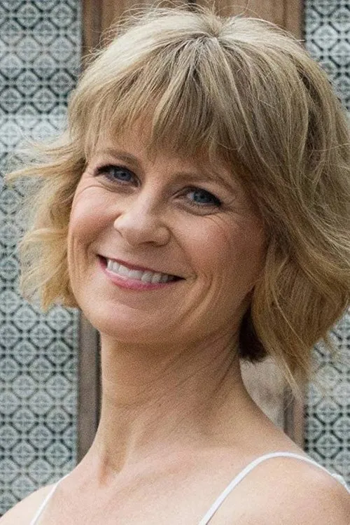 Katie Grant interpretando a Beth