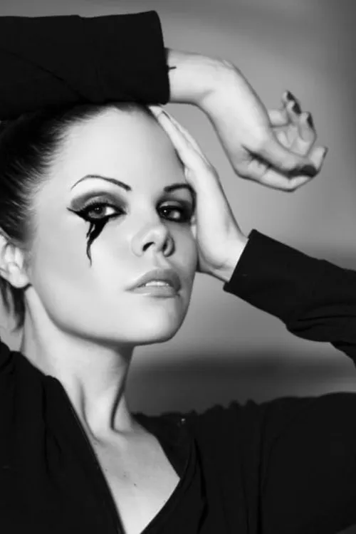 Katie Jordan interpretando a Barbara