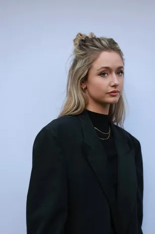 Polly Coombes ha trabajado con Katie Kittermaster en 1 ocasiones