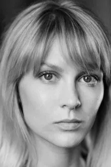 Katie Moore interpretando a Sophie