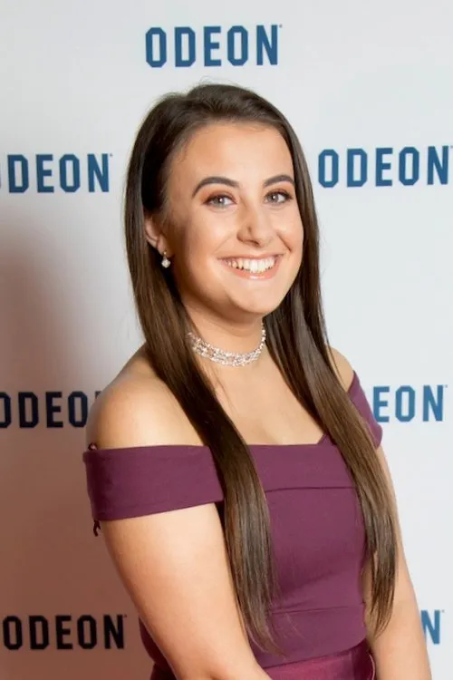 Katie Quinn interpretando a Jennifer