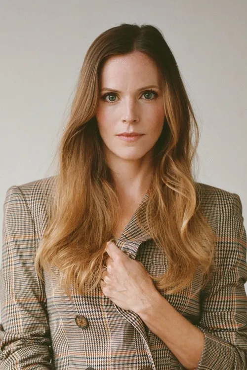 Katie Rose Clarke interpretando a Hannah Campbell