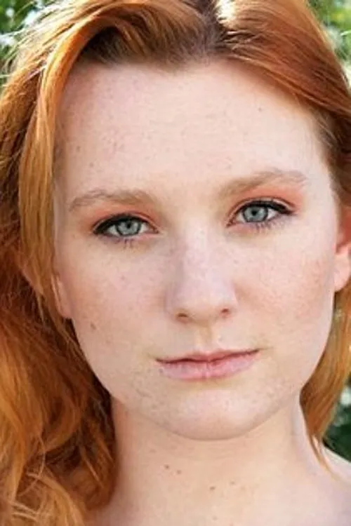 Katie Singleton interpretando a Mrs. Caine