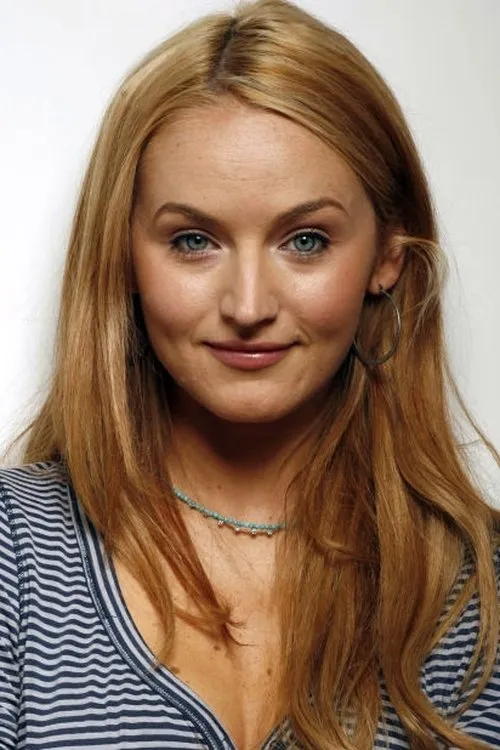 Katie Wall interpretando a Nikki