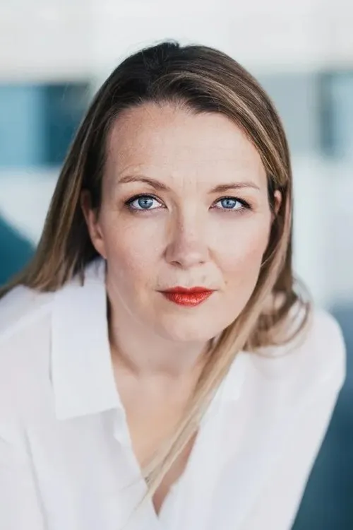 Katja Rosin interpretando a Susanne