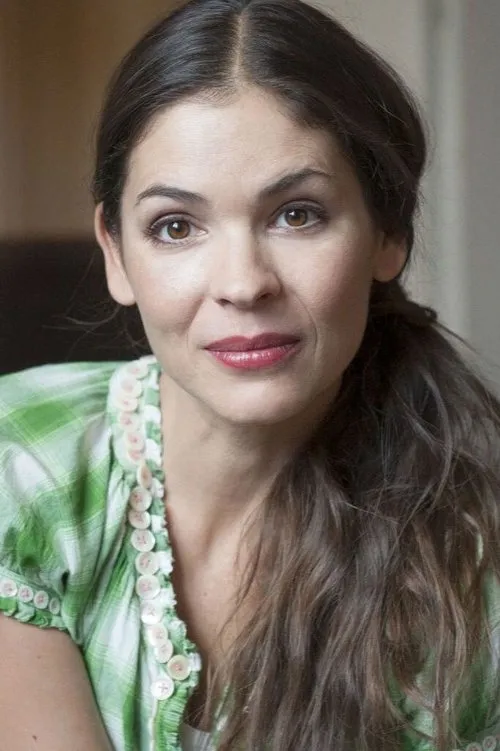 Katja Woywood interpretando a Cassie McGann