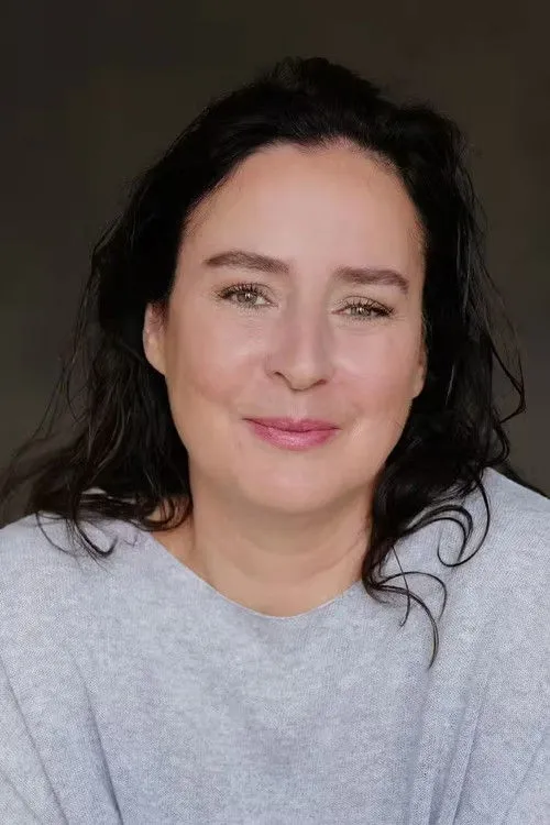 Katrin Heller interpretando a Lena