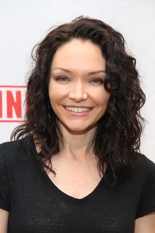 Katrina Lenk interpretando a Self / Bobbie